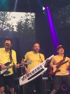 Mit Bienenstich on Stage